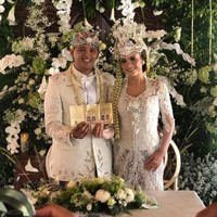 Cantika dan pasangannya Rocky Ramdhana menggelar akad nikah pada Minggu (11/8/2019) pagi dengan mengusung adat tradisional Sunda. Pada saat akad, finalis Gadis Sampul itu memakai kebaya rancangan dari Hengki Kawilarang. Foto: instagram @minatiatmanagara