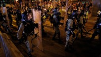 Dilansir dari BBC Indonesia, seorang wartawan BBC, Stephen McDonell, yang meliput peristiwa tersebut melaporkan kelompok pemrotes mengadopsi taktik baru dengan cara beraksi dalam jumlah kecil di banyak tempat, mereka kemudian berlari ketika polisi datang. Issei Kato/Reuters.
