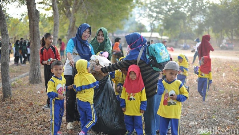 IRT dan pelajar berantas sampah di Sumbawa (Harianto/detikcom) IRT dan pelajar berantas sampah di Sumbawa (Harianto/detikcom)