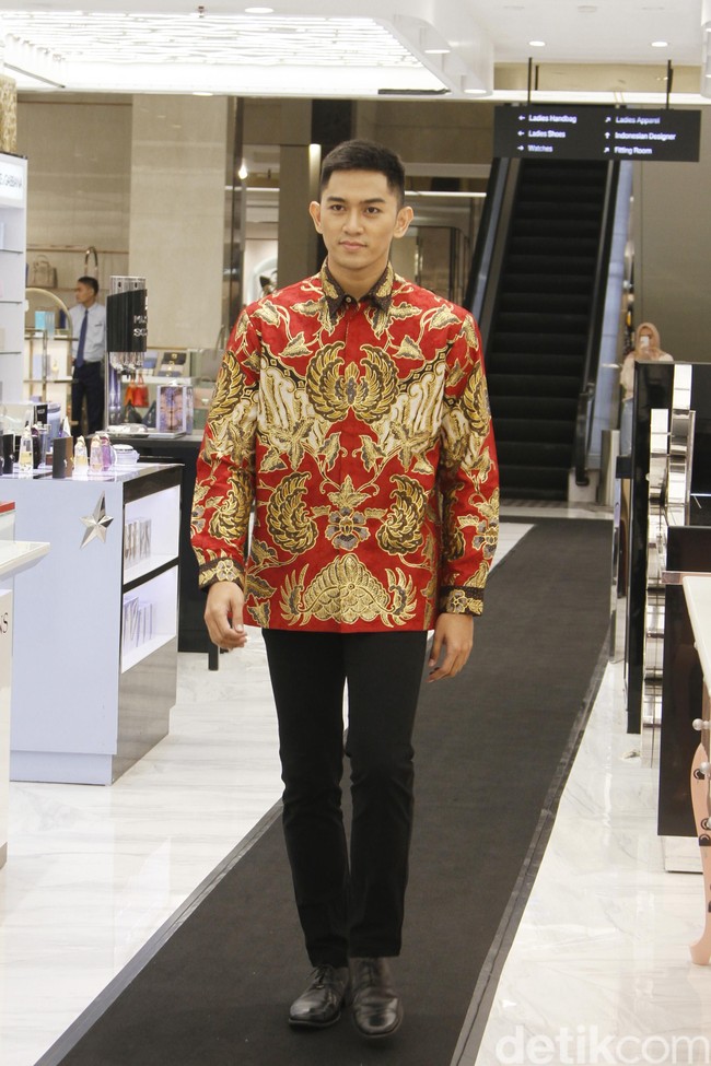 Metro Department Store menggandeng beberapa brand ternama untuk mememerkan koleksi busananya di antaranya Studio 133 biyan, Danar Hadi, Batik Semar dan Batik Keris, untuk memeriahkan Hut RI ke-74. Fashion show digelar di Metro Plaza Senayan, Jakarta Pusat. [Jumat, 9/8/2019]. Foto: Mohammad Abduh/Wolipop