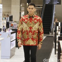 Metro Department Store menggandeng beberapa brand ternama untuk mememerkan koleksi busananya di antaranya Studio 133 biyan, Danar Hadi, Batik Semar dan Batik Keris, untuk memeriahkan Hut RI ke-74. Fashion show digelar di Metro Plaza Senayan, Jakarta Pusat. [Jumat, 9/8/2019]. Foto: Mohammad Abduh/Wolipop