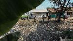 Petugas Berjibaku Membersihkan Sampah di Kali Busa