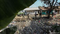 Hingga kini lebih dari 500 ton sampah telah dibersihkan.  