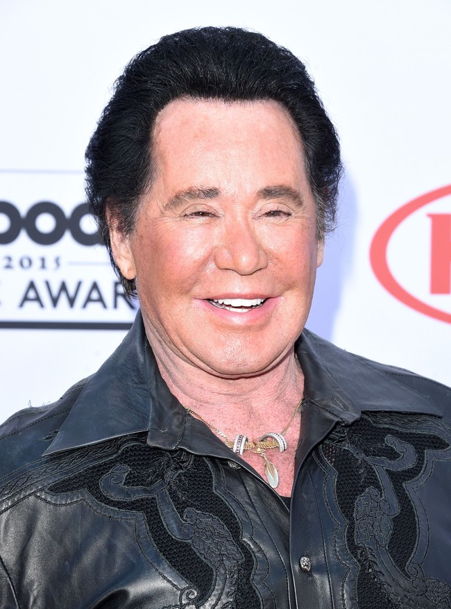 Wayne Newton tengah mengalami permasalahan keuangan selama 30 tahun terakhir hingga mengalami kebangkrutan. Pada 1992, Newton dikabarkan memiliki utang sebesar USD 20 juta. Pada 2005, IRS menggugatnya karena gagal membayar USD 1,8 juta atas penjualan rumah. Lalu properti Newton, perkebunan Case de Shenandoah, disita pada 2010 karena dilaporkan gagal melunasi pinjaman USD 3,35 juta. Foto: Jason Merritt/Getty Images