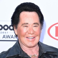 Wayne Newton tengah mengalami permasalahan keuangan selama 30 tahun terakhir hingga mengalami kebangkrutan. Pada 1992, Newton dikabarkan memiliki utang sebesar USD 20 juta. Pada 2005, IRS menggugatnya karena gagal membayar USD 1,8 juta atas penjualan rumah. Lalu properti Newton, perkebunan Case de Shenandoah, disita pada 2010 karena dilaporkan gagal melunasi pinjaman USD 3,35 juta. Foto: Jason Merritt/Getty Images