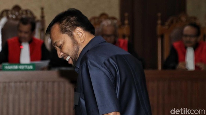Bersaksi di sidang kasus suap proyek PLTU Riau-1 untuk terdakwa Sofyan Basir, Novanto tampil dengan gaya brewoknya yang menjadi sorotan. Penasaran?