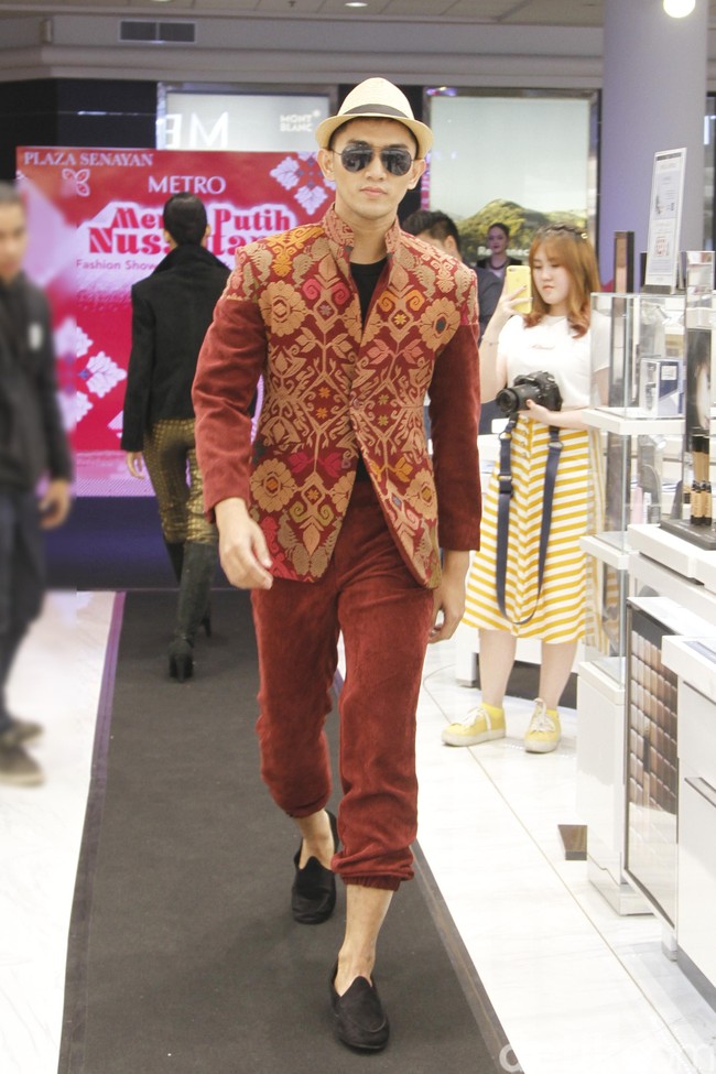 Metro Department Store menggandeng beberapa brand ternama untuk mememerkan koleksi busananya di antaranya Studio 133 biyan, Danar Hadi, Batik Semar dan Batik Keris, untuk memeriahkan Hut RI ke-74. Fashion show digelar di Metro Plaza Senayan, Jakarta Pusat. [Jumat, 9/8/2019]. Foto: Mohamamd Abduh/Wolipop