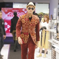 Metro Department Store menggandeng beberapa brand ternama untuk mememerkan koleksi busananya di antaranya Studio 133 biyan, Danar Hadi, Batik Semar dan Batik Keris, untuk memeriahkan Hut RI ke-74. Fashion show digelar di Metro Plaza Senayan, Jakarta Pusat. [Jumat, 9/8/2019]. Foto: Mohamamd Abduh/Wolipop
