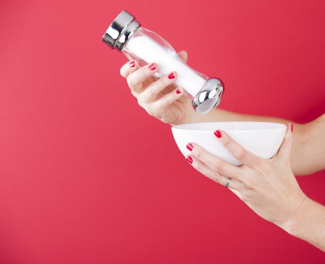 Kebanyakan GaramMenurut peneliti, wanita yang mengurangi garam punya tekanan darah yang lebih rendah dan wajah yang lebih tidak kendur. Disarankan untuk tidak mengonsumsi lebih dari satu sendok garam per hari. Foto: iStock