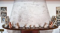 Tungku perapiannya penuh dengan tanda tangan orang-orang ternama yang pernah datang. Istimewa/Dok.Mansion Global.