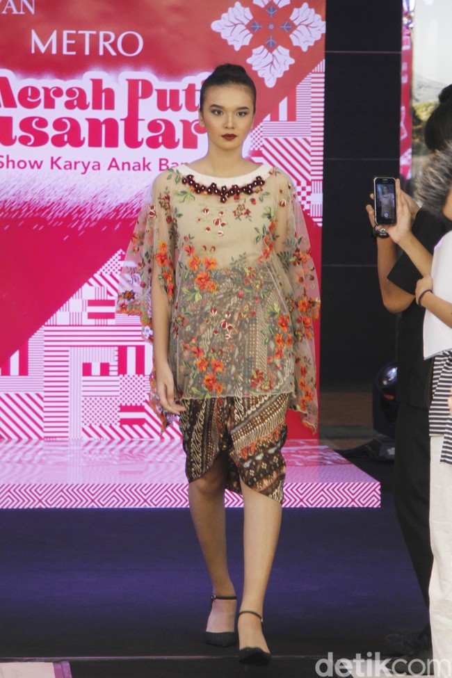 Metro Department Store menggandeng beberapa brand ternama untuk mememerkan koleksi busananya di antaranya Studio 133 biyan, Danar Hadi, Batik Semar dan Batik Keris, untuk memeriahkan Hut RI ke-74. Fashion show digelar di Metro Plaza Senayan, Jakarta Pusat. [Jumat, 9/8/2019]. Foto: Mohamamd Abduh/Wolipop