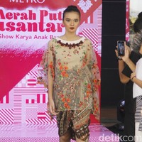 Metro Department Store menggandeng beberapa brand ternama untuk mememerkan koleksi busananya di antaranya Studio 133 biyan, Danar Hadi, Batik Semar dan Batik Keris, untuk memeriahkan Hut RI ke-74. Fashion show digelar di Metro Plaza Senayan, Jakarta Pusat. [Jumat, 9/8/2019]. Foto: Mohamamd Abduh/Wolipop