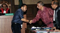 Begini ekspresi Novanto saat berjabat tangan dengan Basir.