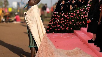 Vickie, 4 tahun, tengah berjalan di kamp transit Kuluba, Uganda. Foto: Uğur Gallenkuş