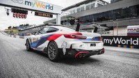 Paket komponen performa tersebut meliputi sayap belakang atau spoiler milik M8 GTE, sistem knalpot sport titanium, diffuser belakang berbahan serat karbon, new front splitter, roll cage, fire extinguisher, dan floating hub cups. Selain itu ada pula tambahan livery MotoGP untuk memperkuat identitas safety car tersebut. Pool/BMW.