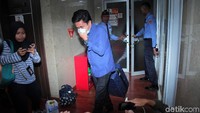 Ada 2 koper yang dibawa personel KPK dari ruang kerja Nyoman.