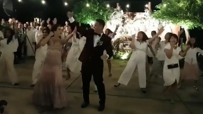 Cantika mengatakan dirinya memang sudah mempersiapkan untuk tampil flashmob di acara resepsi pernikahannya. Sebagai seorang instruktur zumba, dia ingin ada sesi olahraga tersebut pada hari bahagiannya. Dia pun menjalani satu kali latihan bersama teman-temannya. Foto: dok. instagram 2minatiatmanagara