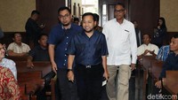Tiba di ruang sidang Novanto terlihat sangat semringah.