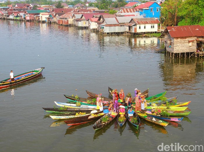 Pedagang pasar terapung melakukan atraksi jukung membentuk bunga mekar di sungai Martapura, Banjarmasin, Kalimantan Selatan, Senin (12/8/2019). Atraksi yang dibuat pedagang pasar terapung tersebut menjadi ajang promosi pariwisata Kalsel. ANTARA FOTO/Bayu Pratama S/aww.