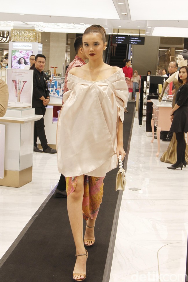 Metro Department Store menggandeng beberapa brand ternama untuk mememerkan koleksi busananya di antaranya Studio 133 biyan, Danar Hadi, Batik Semar dan Batik Keris, untuk memeriahkan Hut RI ke-74. Fashion show digelar di Metro Plaza Senayan, Jakarta Pusat. [Jumat, 9/8/2019]. Foto: Mohamamd Abduh/Wolipop
