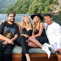 Miley Cyrus kedapatan bermesraan dengan model dan selebgram Kaitlynn Carter di Lake Como, Italia. Foto-foto mereka bercumbu tersebar tak berapa lama setelah kabar perpisahannya dengan Liam Hemsworth. Namun belakangan Miley mengklaim kalau hubungan mereka hanya teman. Foto: Dok. Instagram/kaitlynn