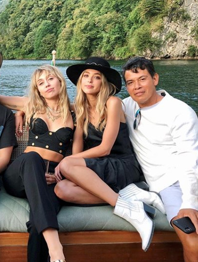 Miley Cyrus kedapatan bermesraan dengan model dan selebgram Kaitlynn Carter di Lake Como, Italia. Foto-foto mereka bercumbu tersebar tak berapa lama setelah kabar perpisahannya dengan Liam Hemsworth. Namun belakangan Miley mengklaim kalau hubungan mereka hanya teman. Foto: Dok. Instagram/kaitlynn