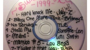 Biar tak bingung, daftar lagu ditulis saja di CD. Foto: Bored Panda