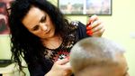 Wanita Ini Melukis Wajah dengan Potongan Rambut Lho
