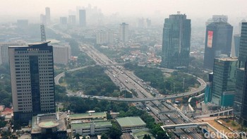 Begini penampakan polusi udara Jakarta pada Selasa (13/8/2019) yang diambil menggunakan kamera ponsel.