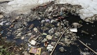 Sampah juga terlihat menumpuk di mana-mana.