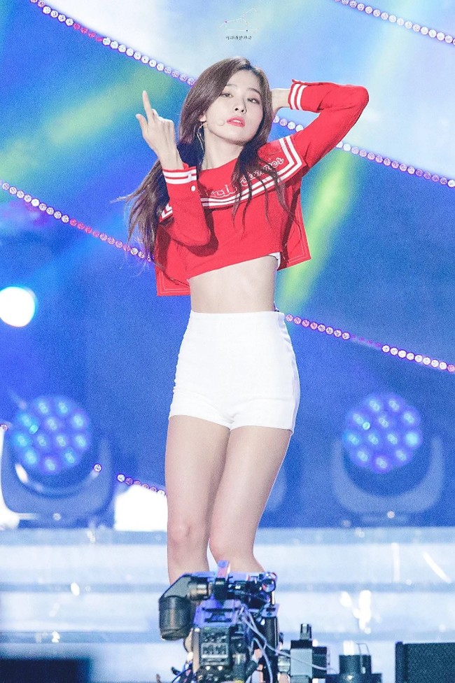 Artis Korea pemilik pinggang semut selanjutnya adalah Seulgi Red Velvet. Ukuran pinggang Seulgi sebenarnya belum pernah diungkap secara pribadi tapi fans berspekulasi sekitar 24 inci. Foto: Fansite