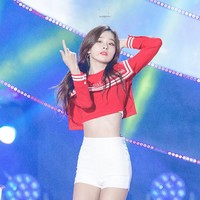 Artis Korea pemilik pinggang semut selanjutnya adalah Seulgi Red Velvet. Ukuran pinggang Seulgi sebenarnya belum pernah diungkap secara pribadi tapi fans berspekulasi sekitar 24 inci. Foto: Fansite