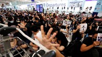 Para demonstran kembali memenuhi Bandara Internasional Hong Kong, untuk menggelar aksi unjuk rasa, Selasa (13/8/2019).