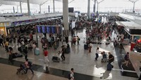 Aksi yang dilakukan ribuan demonstran antiekstradisi di Bandara Internasional Hong Kong membuat seluruh penerbangan dibatalkan karena ribuan pendemo menggelar aksinya di pintu keberangkatan bandara.