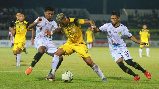 Pesepak bola Barito Putera Rafael Feital Da Silva (tengah) berebut bola dengan pesepak bola Tira Persikabo Muhammad Rifad Marasabessy (kiri) dalam pertandingan lanjutan Liga 1 2019 di Stadion Demang Lehman Martapura, Kalimantan Selatan, Jumat (9/8/2019). Tira Persikabo menang atas Barito Putera dengan skor 4-2.ANTARA FOTO/Bayu Pratama S/wsj.
