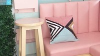 Juga ada spot untuk duduk-duduk, dengan kursi berwarna pink dan pajangan lucu lainnya. Biasanya digunakakan sebagai tempat makan. Foto: Instagram @tasyiiathasyia