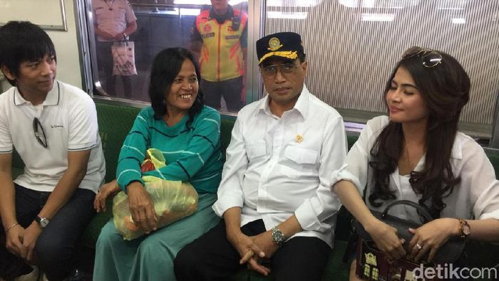 Foto: Menhub Budi Karya Naik Kereta Bareng Vloger Cantik, (Vadhia Lidyana/detikFinance) Foto: Menhub Budi Karya Naik Kereta Bareng Vloger Cantik, (Vadhia Lidyana/detikFinance)