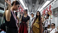 Model memeragakan 16 koleksi busana dari 11 desainer unggulan dan 5 UKM terpilih yang akan memamerkan karyanya di JFFF 2019. Foto: Rifkianto Nugroho