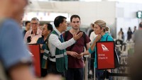 Sebelumnya pada Senin (12/8), otoritas bandara Hong Kong terpaksa membatalkan lebih dari seratus keberangkatan di tengah aksi ribuan demonstran yang menduduki bandara.