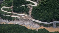 Tayangan di televisi CCTV menunjukkan jalan-jalan dan sawah-sawah yang dilanda banjir, kendaraan-kendaraan yang terendam banjir, puing-puing yang berserakan, pohon-pohon yang tumbang akibat angin kencang dan hujan yang menggguyur kota-kota. REUTERS/Stringer.