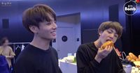 Aksi Jungkook Goda Member BTS dengan Hot Dogs Ini Bikin Penggemar Ngiler!