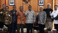Ketua DPD RI Oesman Sapta Odang (OSO) berjabat tangan dengan Ketua Tim Kerja Penyiapan Pembangunan Prototipe PLTN dan Komersialisasinya, Prof Agus Puji Prasetyono, saat bertemu di Gedung Parlemen, Jakarta.