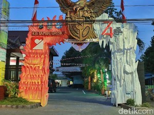 Samsat Gresik Bangun Gapura Garuda Peringati HUT RI
