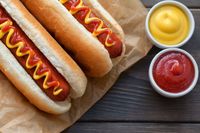 Aksi Jungkook Goda Member BTS dengan Hot Dogs Ini Bikin Penggemar Ngiler!