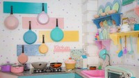 Ini potret dapur Tasyi Athasyia yang serba pink, mulai dari peralatan hingga dinding dapur. Foto: Instagram @tasyiiathasyia