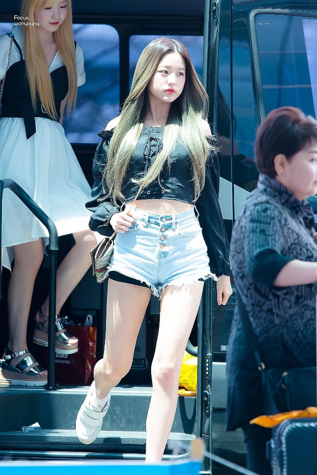 Jang Wonyoung yang tergabung dalam girl group IZ*ONE baru berusia 14 tahun tapi sudah bikin banyak orang wanita dengan fisiknya. Ia pun dikenal sebagai salah satu personel yang punya pinggang paling kecil. Foto: Fansite