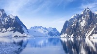 Antartika di Kutub Selatan Bumi luasnya 14 juta km2. Benua ini adalah gurun yang terdiri dari lapisan es dengan komposisi 70 persen air bersih dan ketebalan 1,6 km. (iStock)