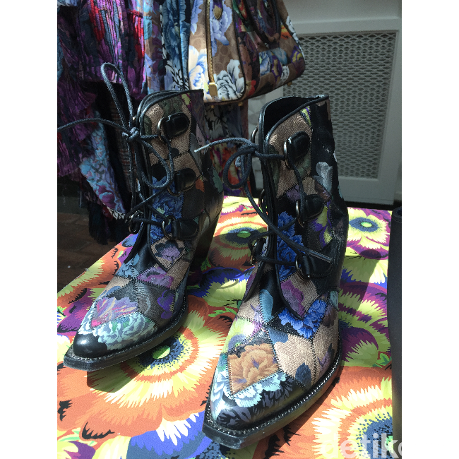 Kali ini, brand asal Amerika Serikat tersebut mengusung pilihan outerwear seperti jaket dan mantel yang dapat digunakan baik oleh wanita maupun pria. Koleksi busana musim gugur yang ditawarkan lebih gender-less. Jadi siapa saja bisa pakai, ujar Stefanie Saragih, Marketing Manager Coach Indonesia. (Foto: Daniel Ngantung/Wolipop)