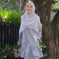 Zaskia Adya Mecca yang tidak pernah absen OOTD, juga terlihat memakai tuspin mutiara di ujung kiri hijabnya. Tuspin yang kecil tapi dihiasi mutiara mempermanis penampilan Zaskia. Foto: Dok. Instagram @zaskiadyamecca