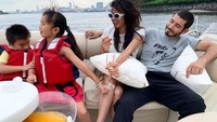 Menikah dengan Seng Hoo Ong tahun 2008, Adinda dikaruniai dua anak. Ini momen liburan mereka saat di Tokyo, Jepang. Nampak Adinda memegang segelas champagne. Foto: Instagram adindabakrie
